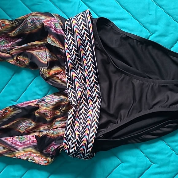 La Vie en Rose Bathingsuit and sunglasses - Picture 5 of 6